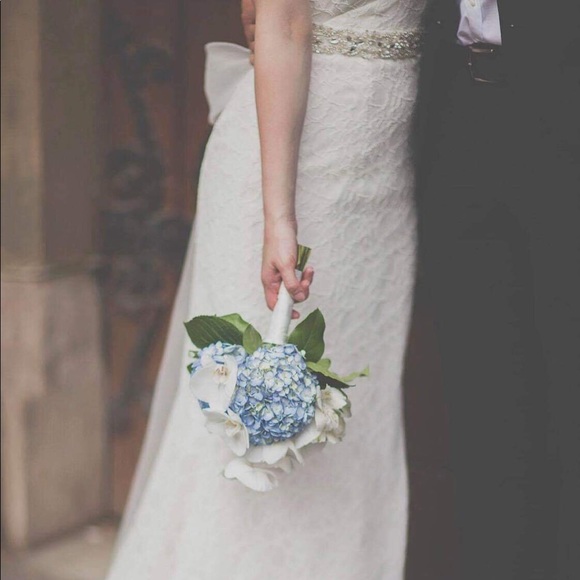 Wedding Dress with veil - Picture 4 of 7